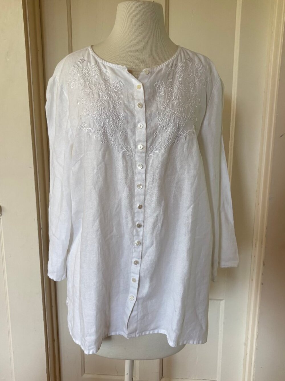 Vintage White Linen Liz Claiborne 3/4 Sleeve Button Blouse Muted Embroidery 12